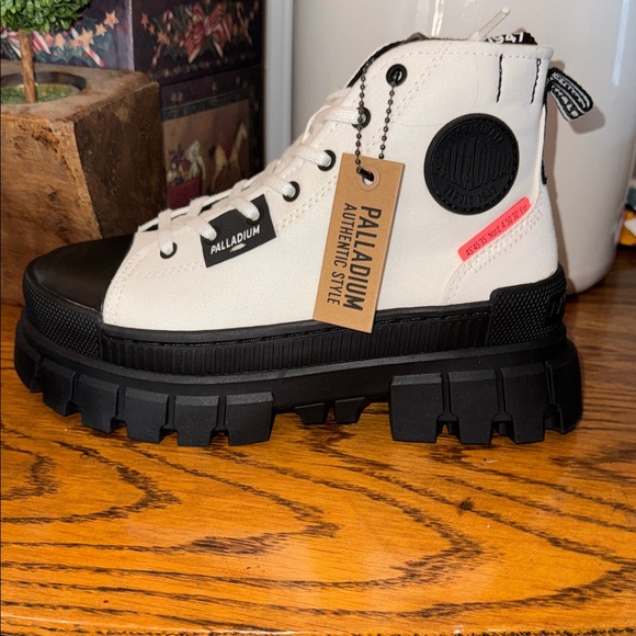 Palladium REVOLT STAR WHITE High-Top Lace-Up Boots with Black Toe Size 6 NIB - Picture 5 of 11